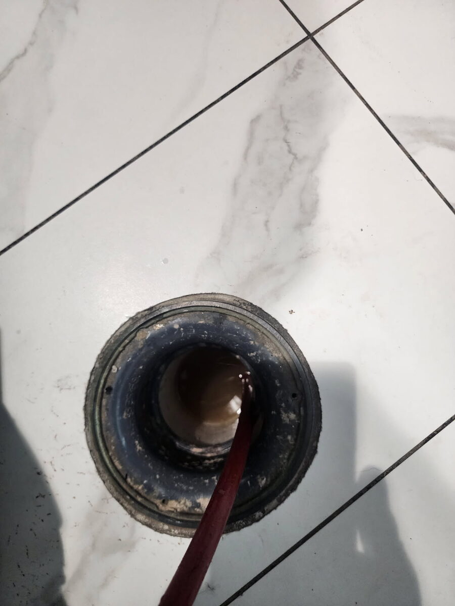 Drain cable working through a floor drain