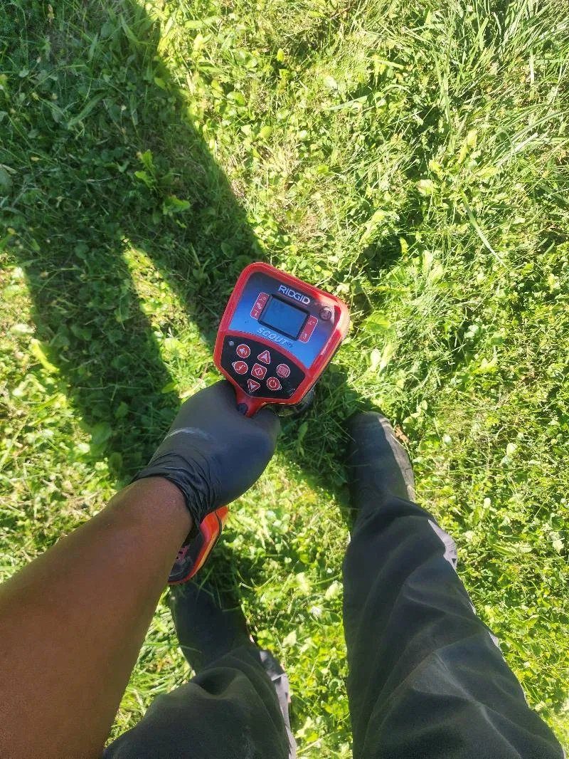 Locating the sewer line in the yard with a RIDGID Scout locator